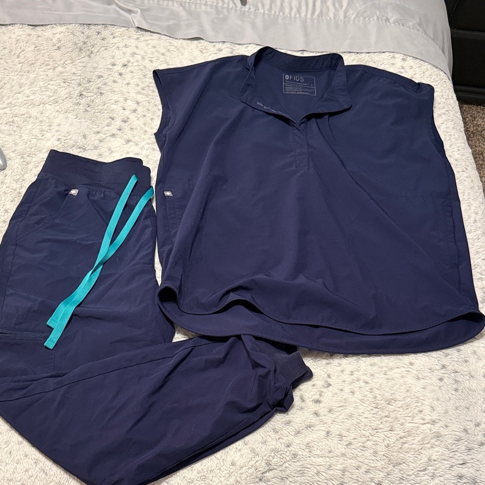 Figs Women’s Scrub Set in Navy with Teal Drawstring